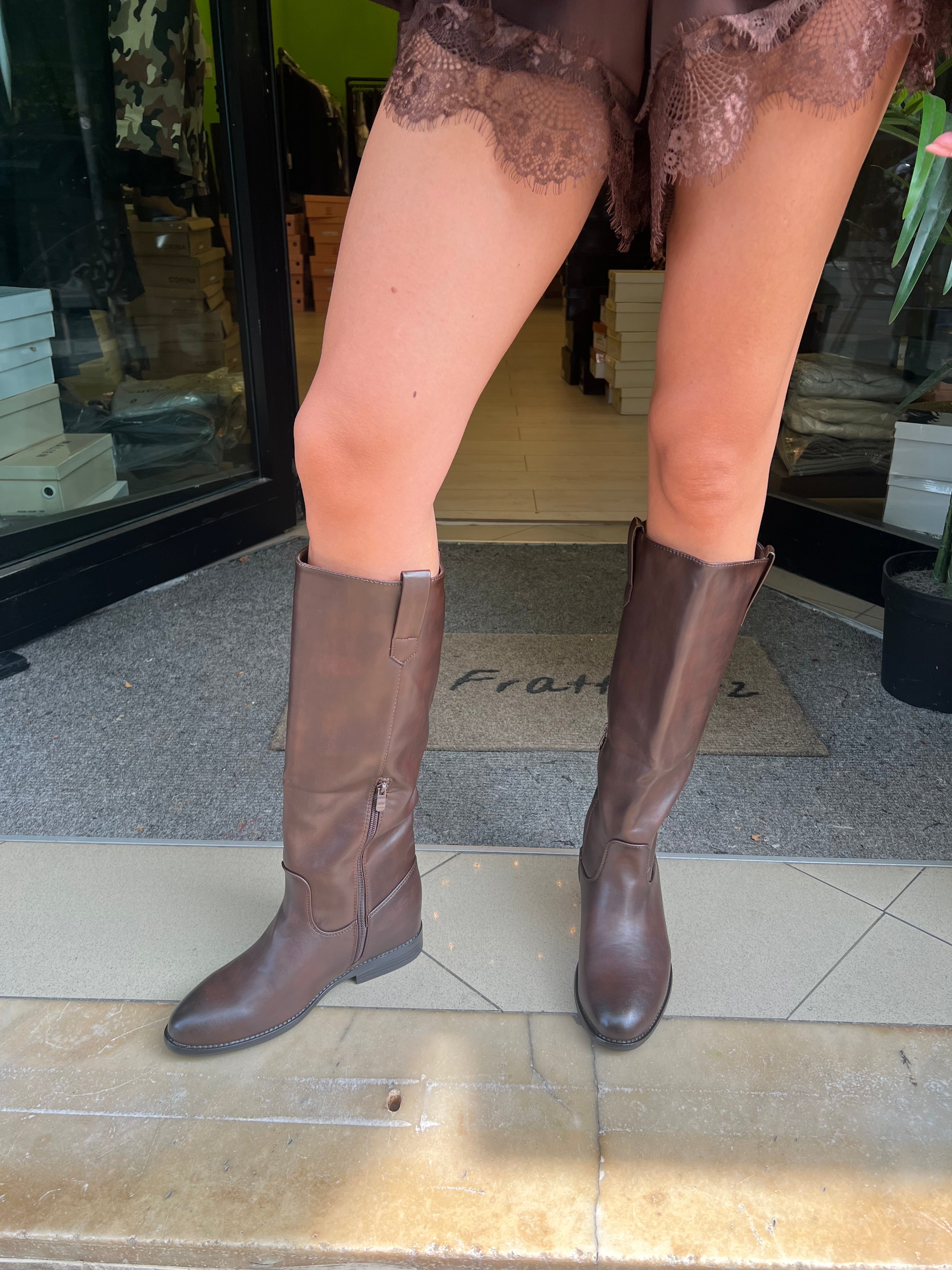 Stivale basso marrone con rialzo interno