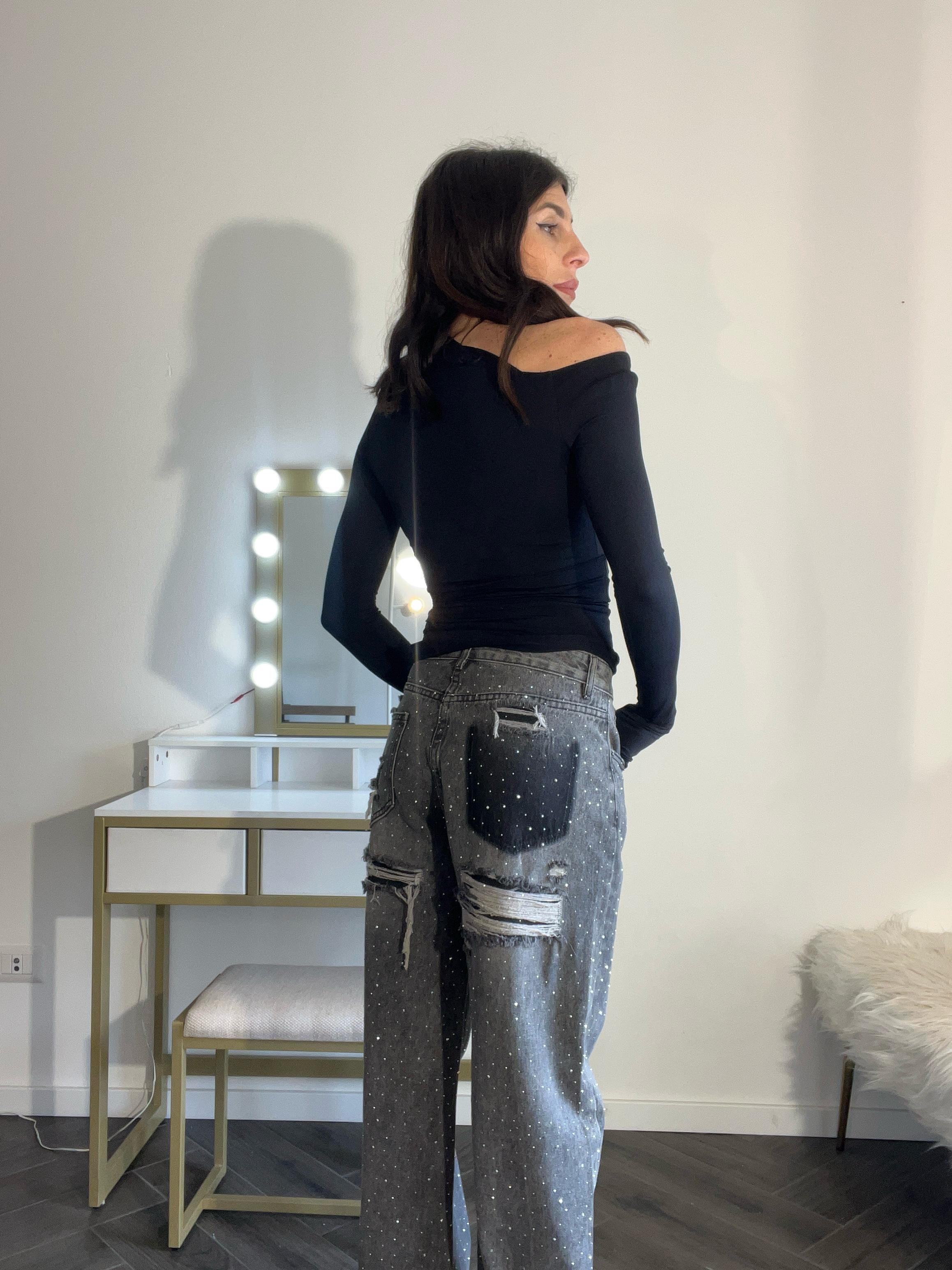 Jeans tempestato di strass grigio con strappi retro