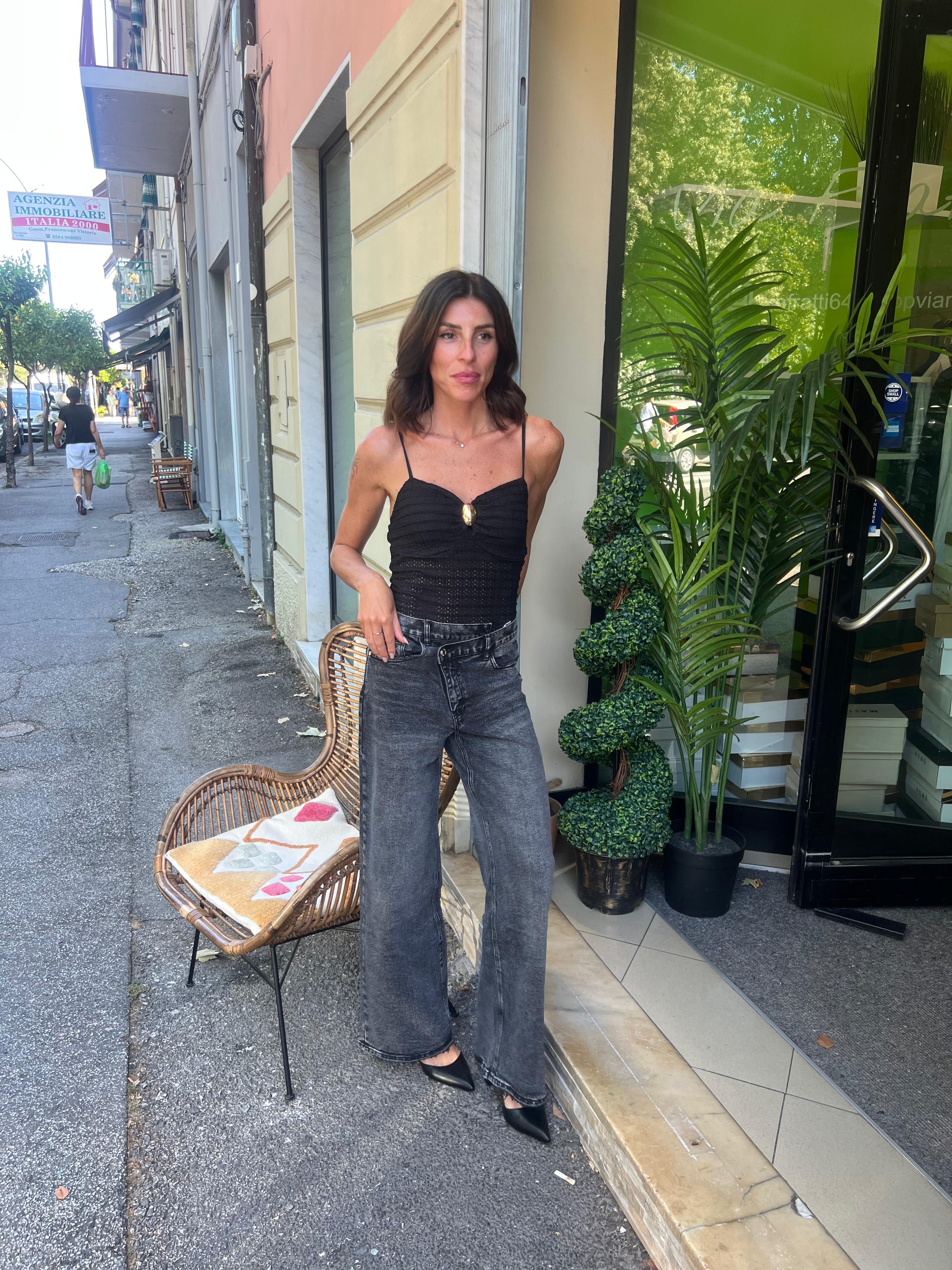 Body nero ricamato con perla oro
