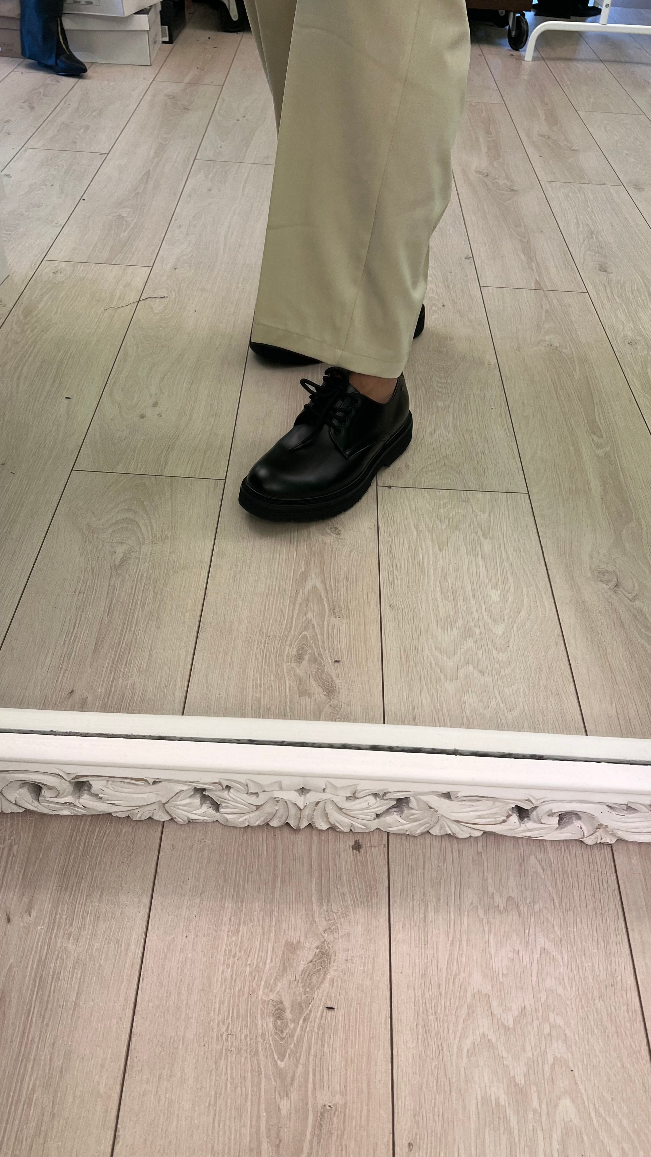 Scarpa nera bassa con carro armato