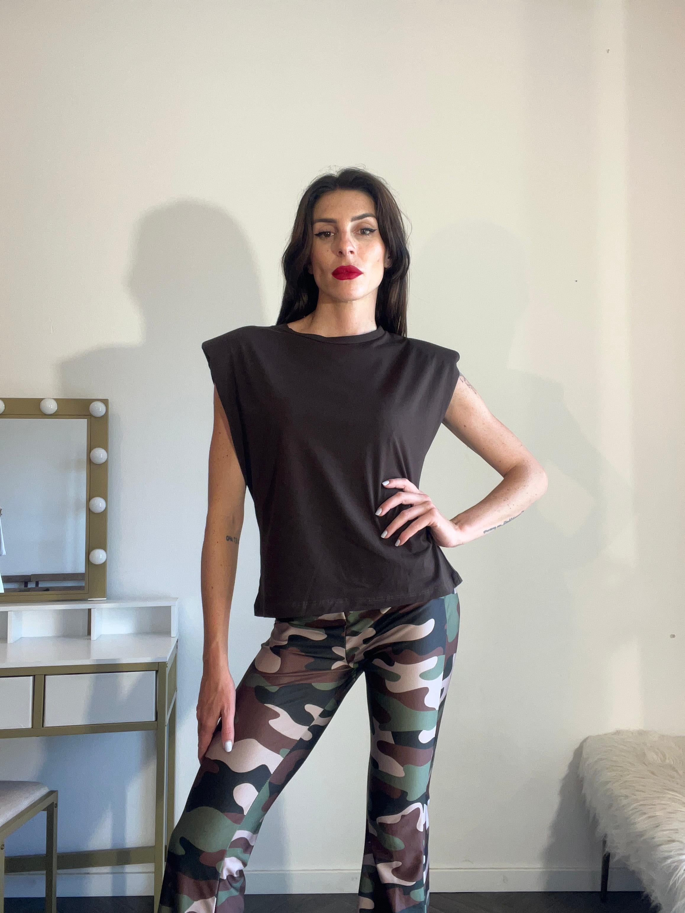 T-shirt smanicata con spalline marrone