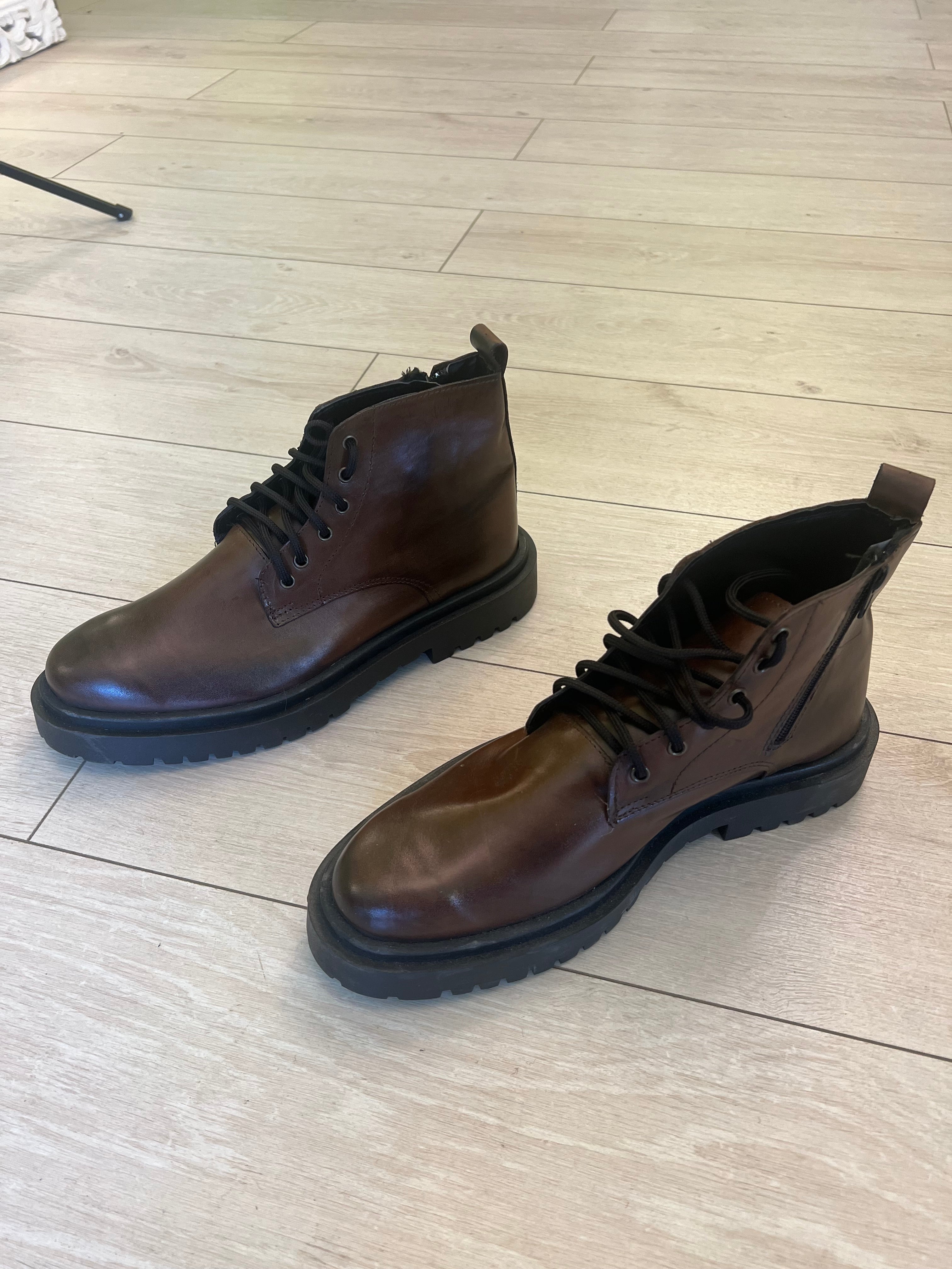 Stivale marrone con carro armato