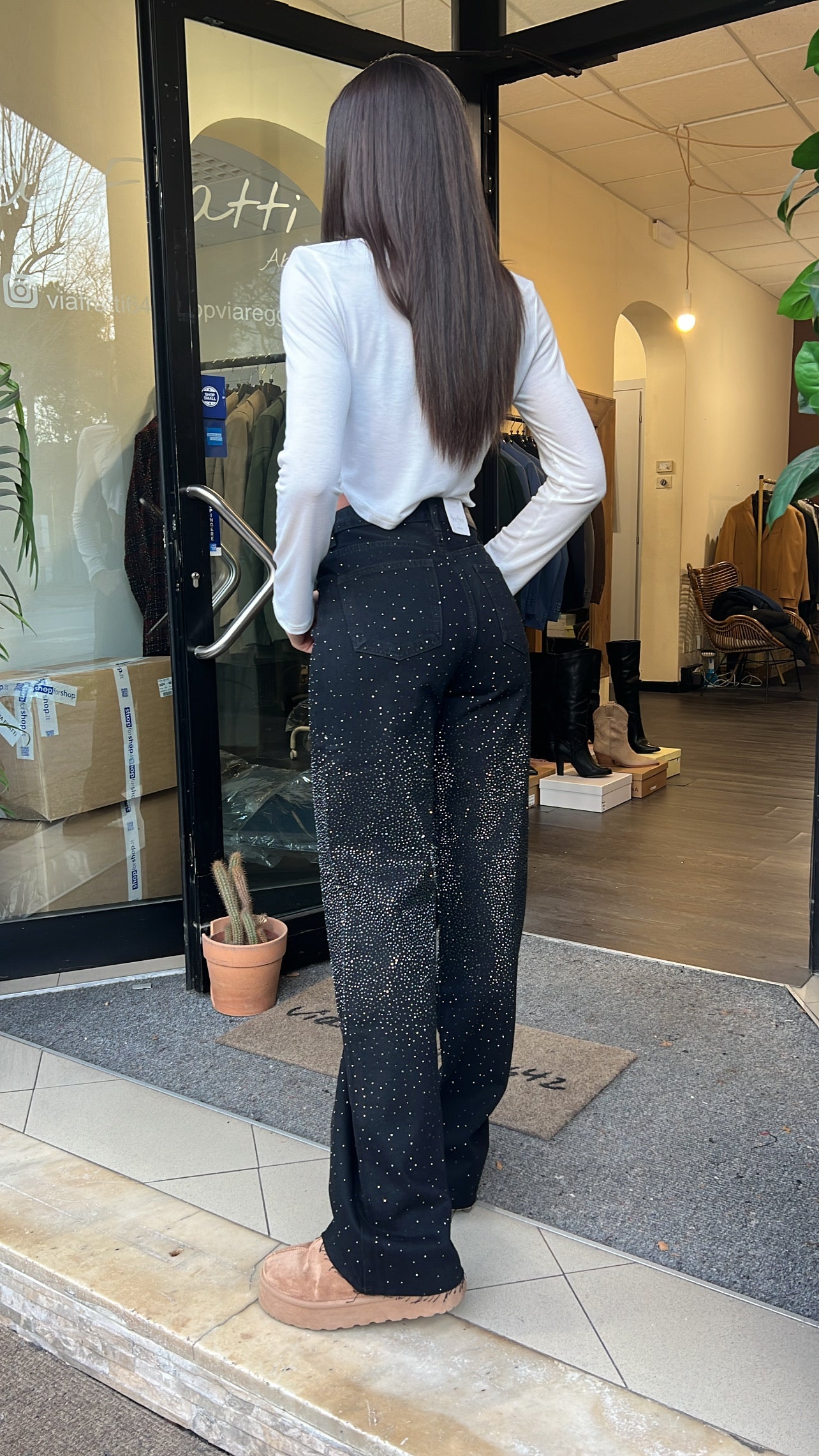Jeans top quality tempestato di strass modello nero largo in fondo