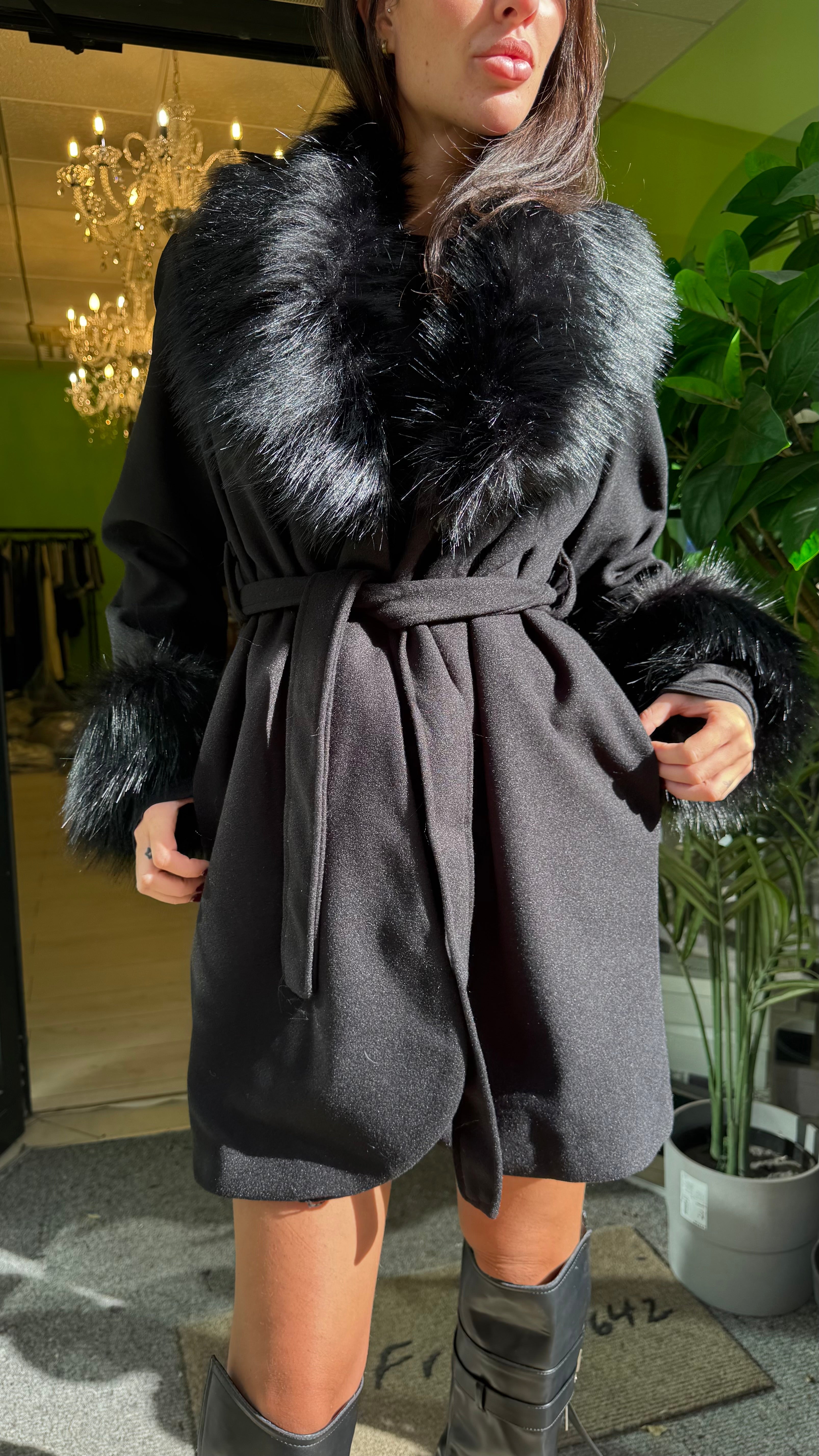 Capotto corto con Ecopelliccia al collo e maniche nero