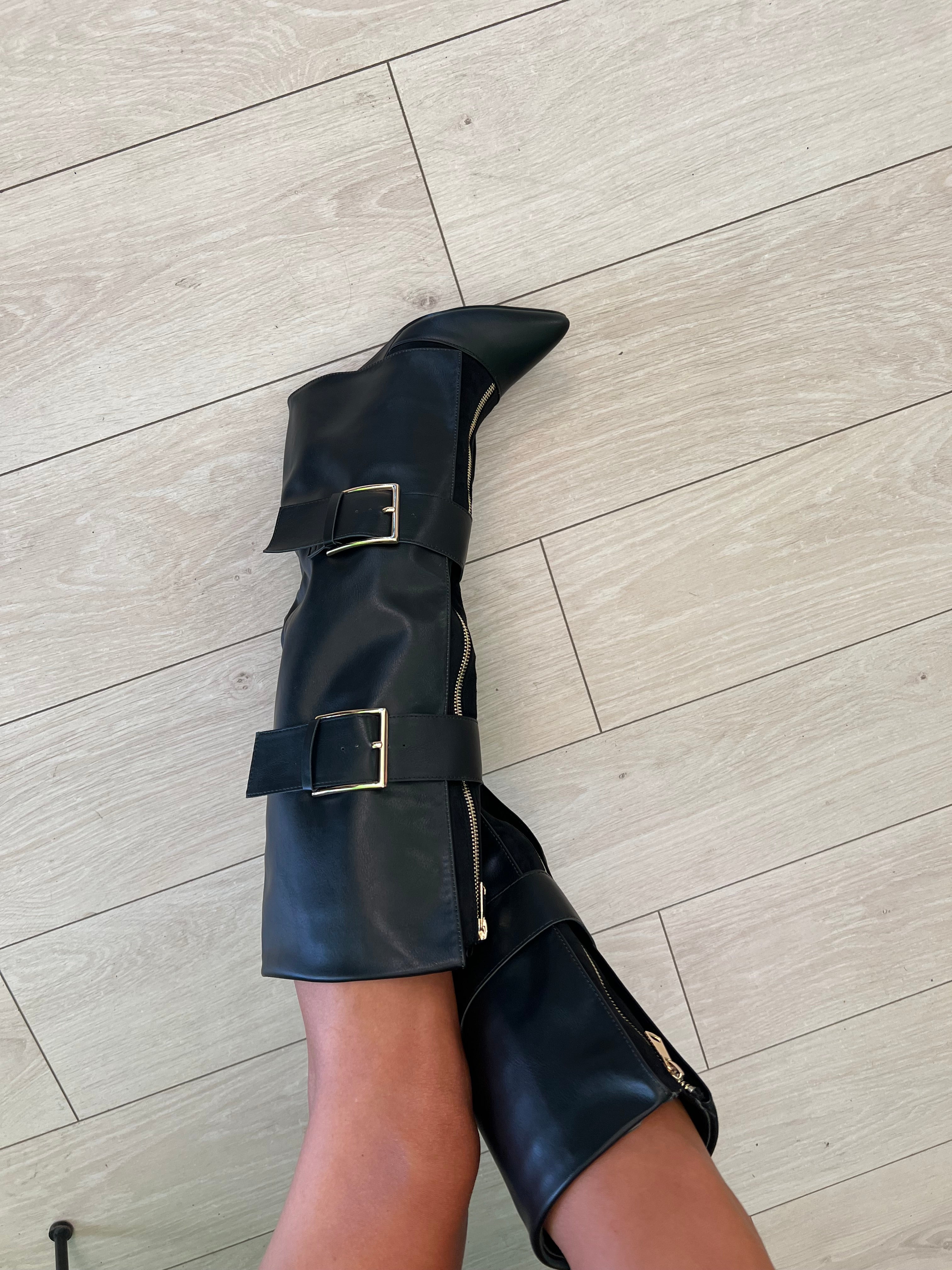 Stivale con zip e fibbie oro