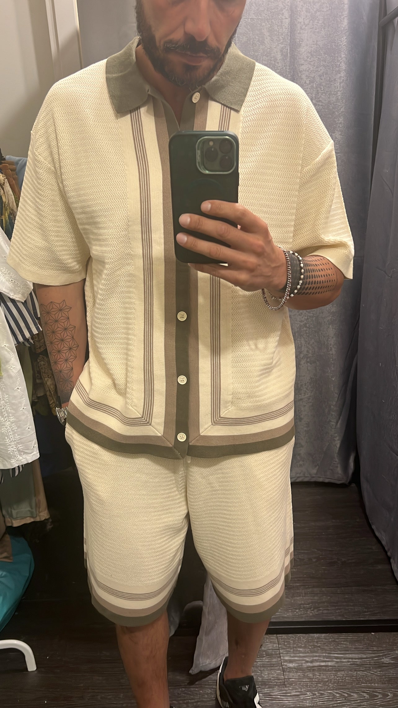 Completo beige top quality short più camicia con rifiniture verdi