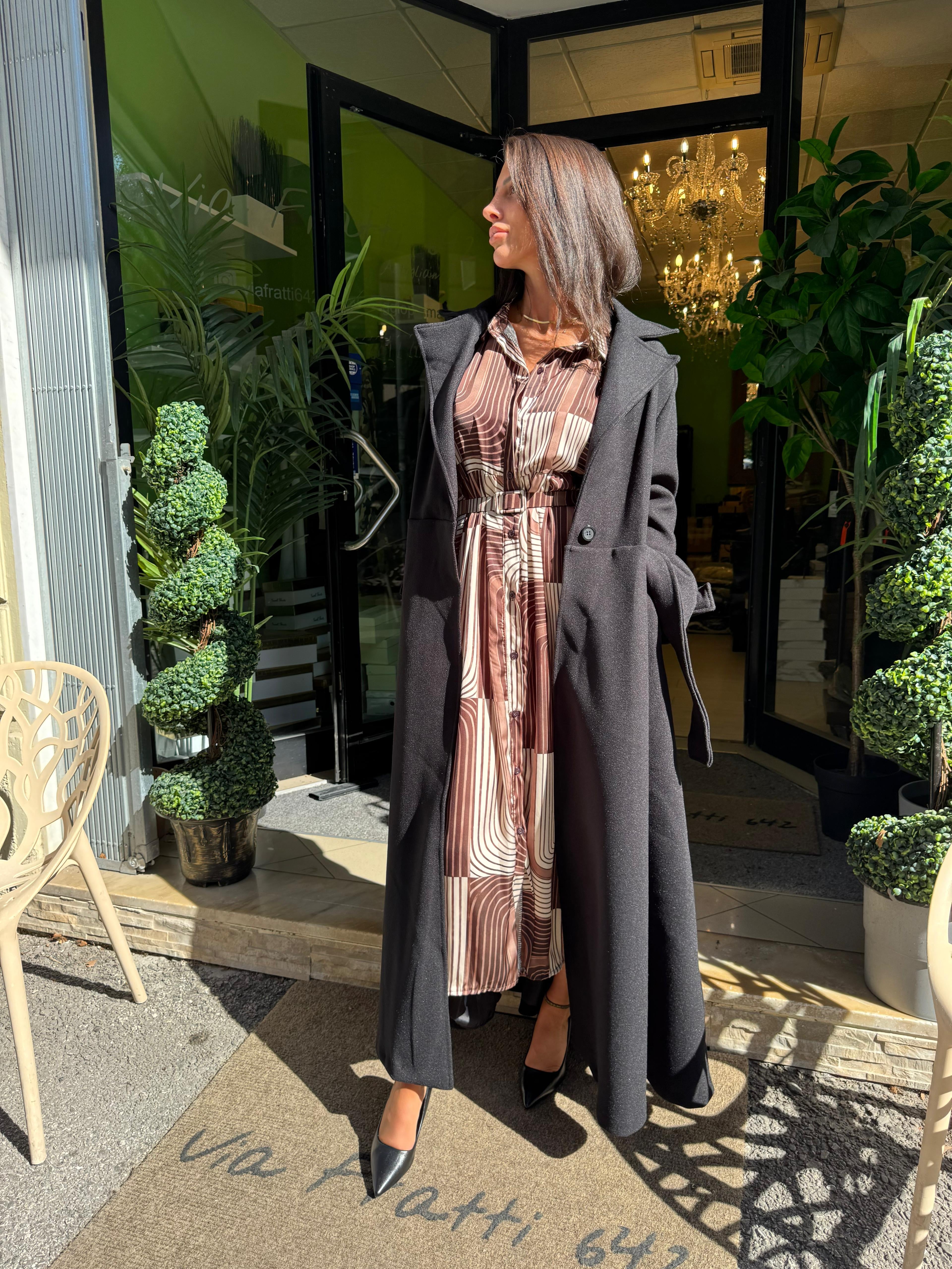 Cappotto nero svasato lungo