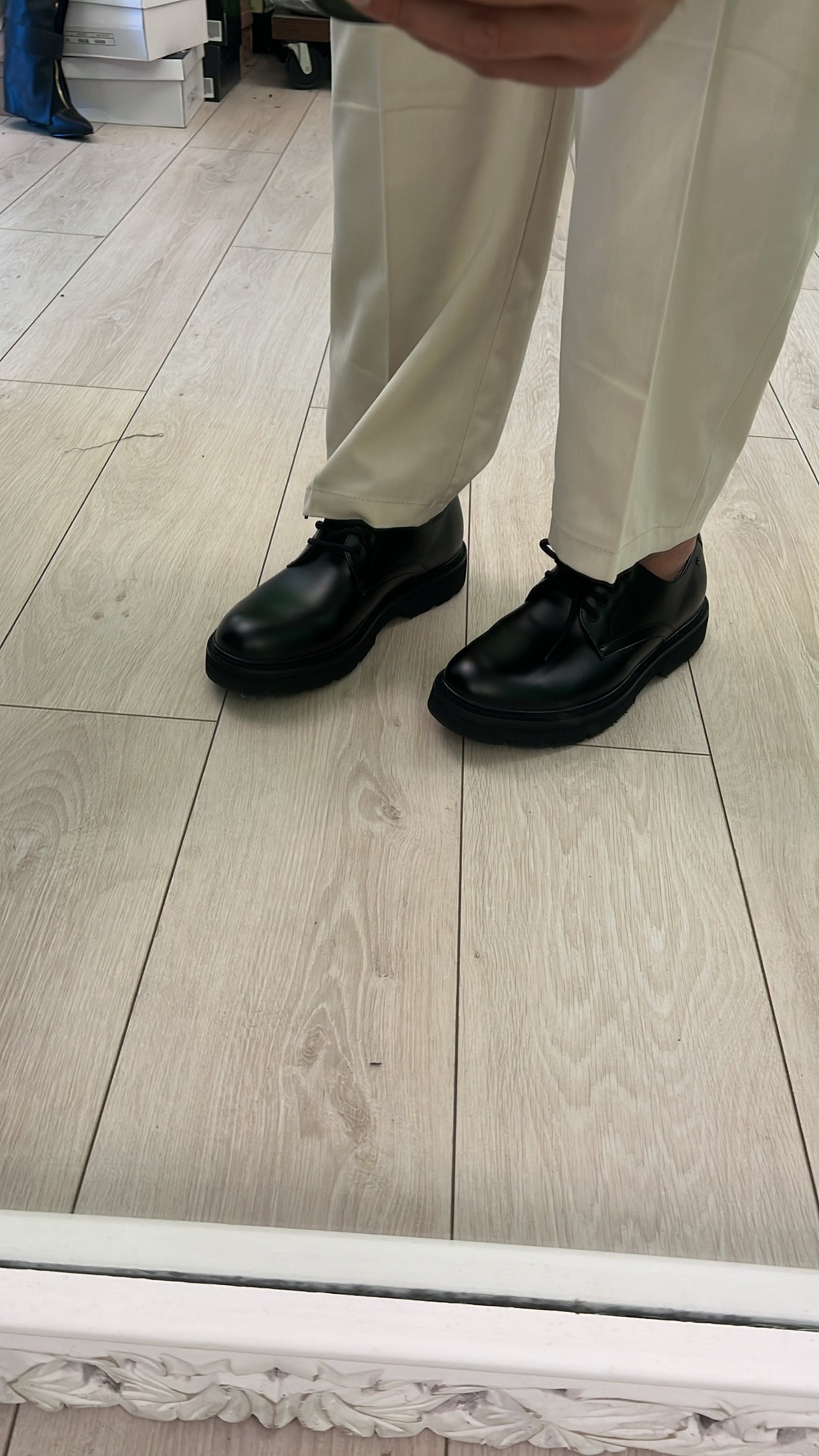 Scarpa nera bassa con carro armato
