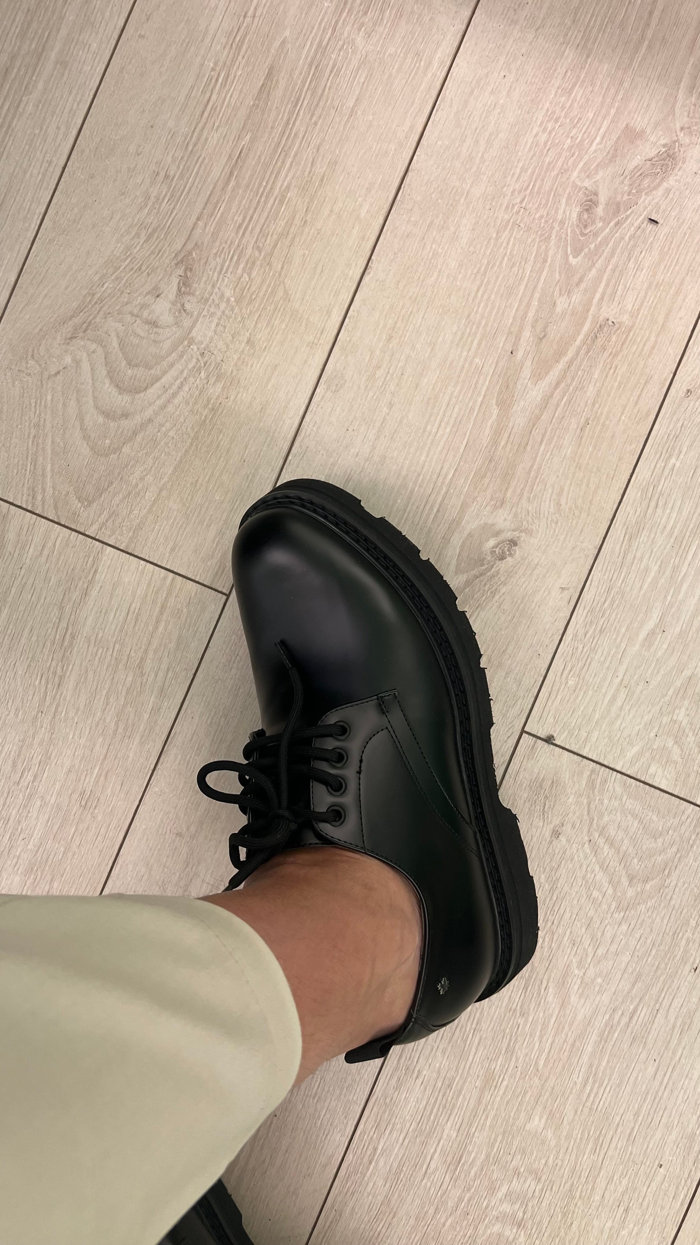 Scarpa nera bassa con carro armato
