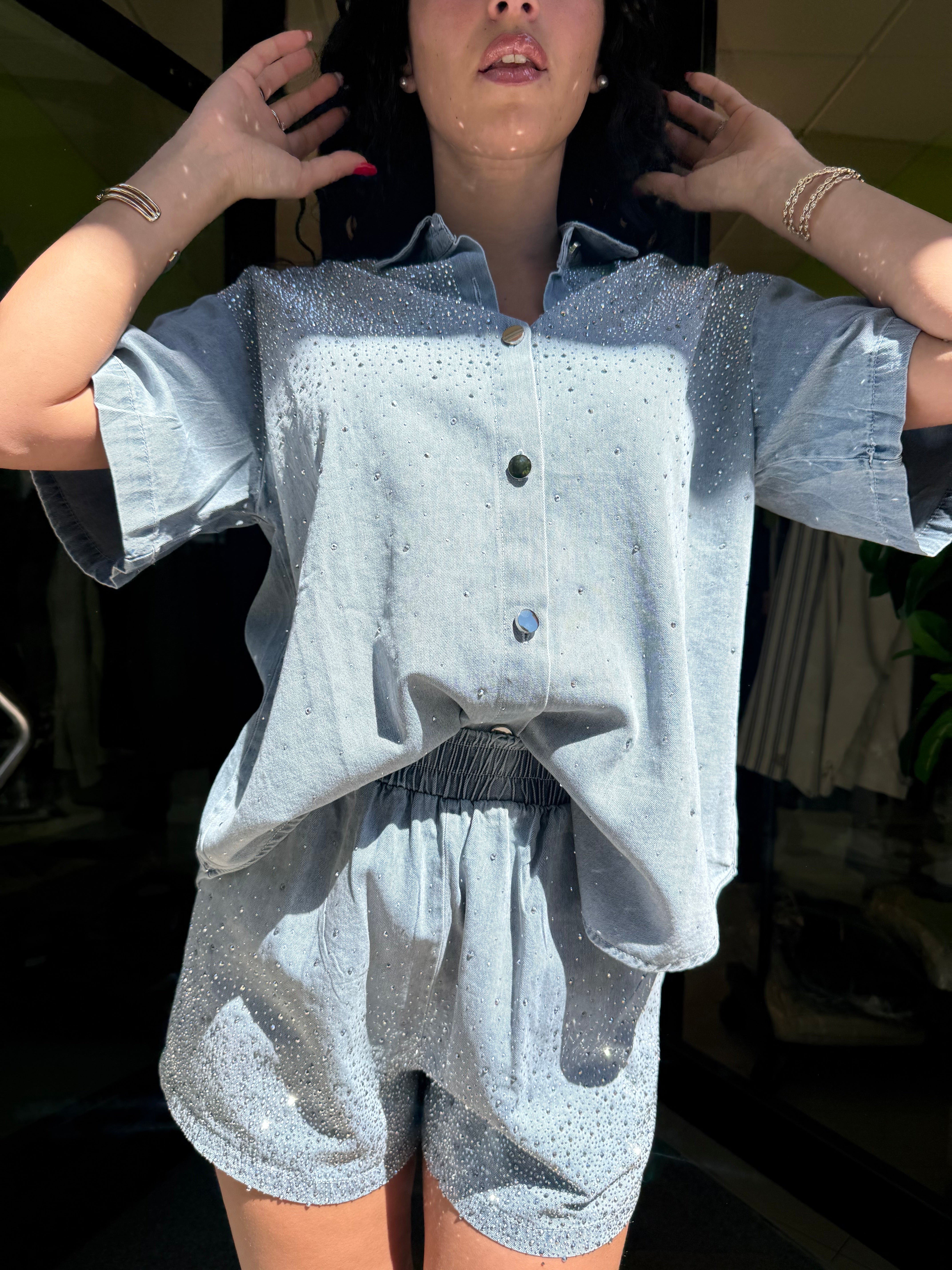Coordinato di jeans con strass camicia più short