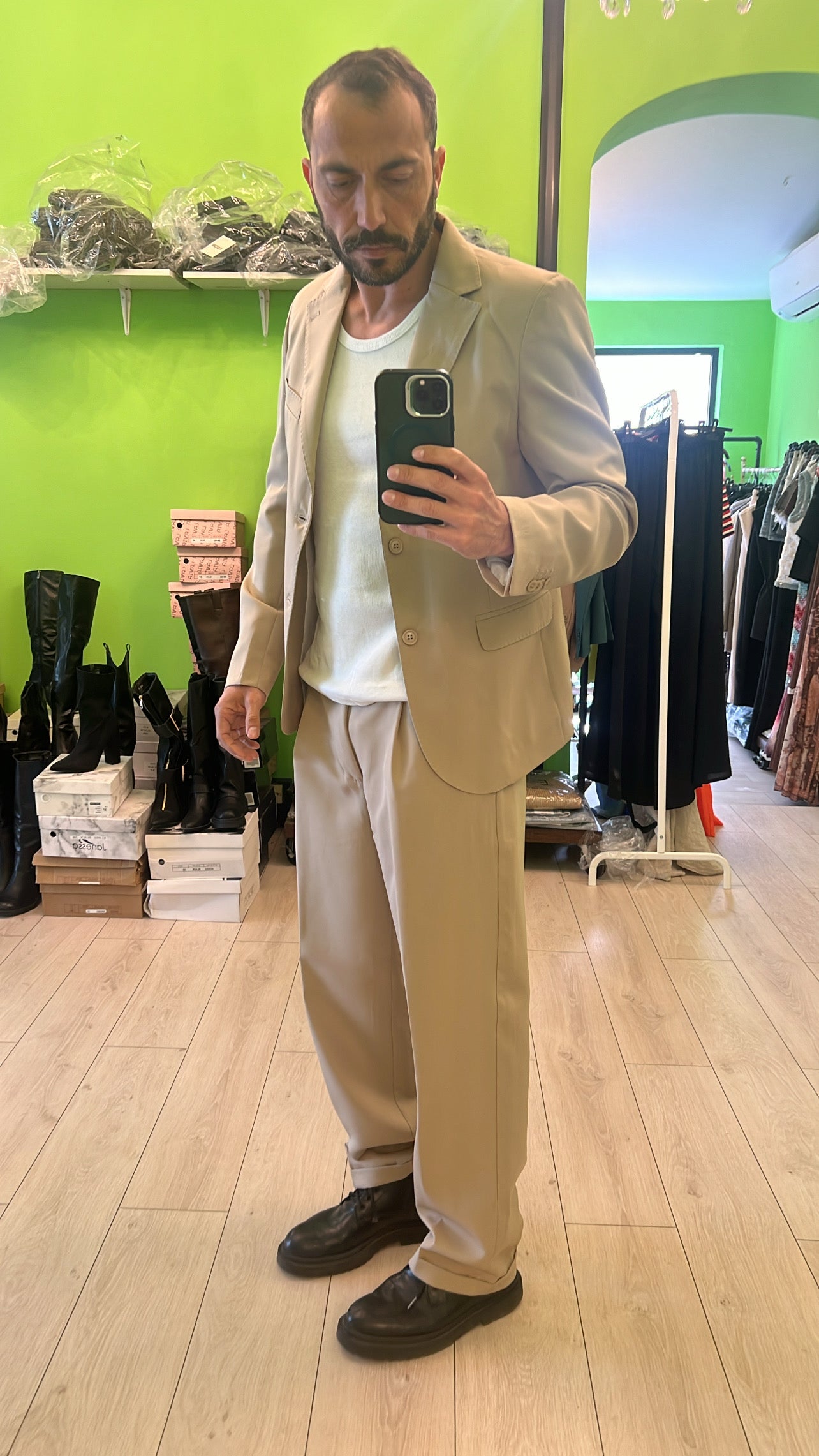 Abito pantalone fondo largo monopetto beige