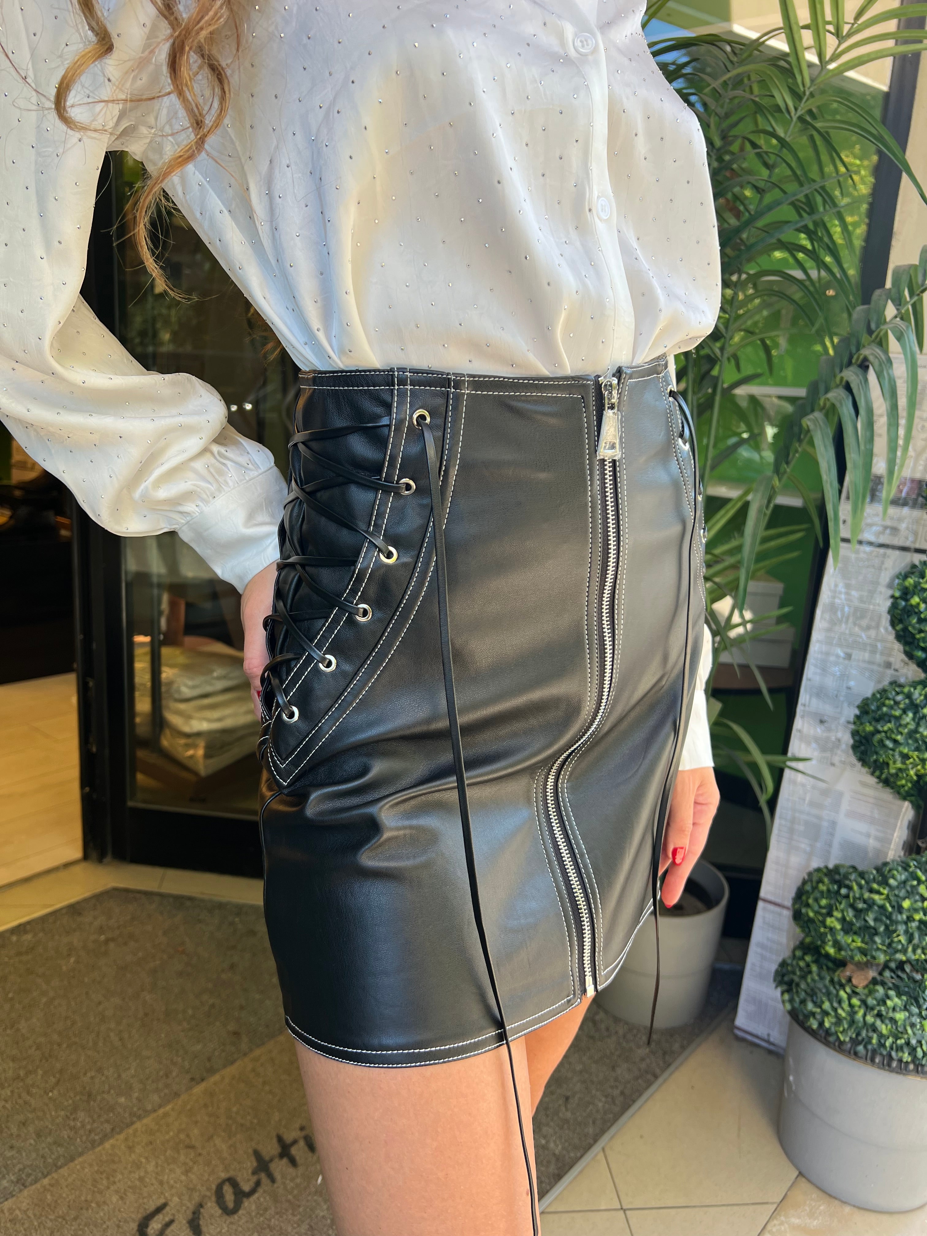 Gonna ecopelle con stringhe e zip