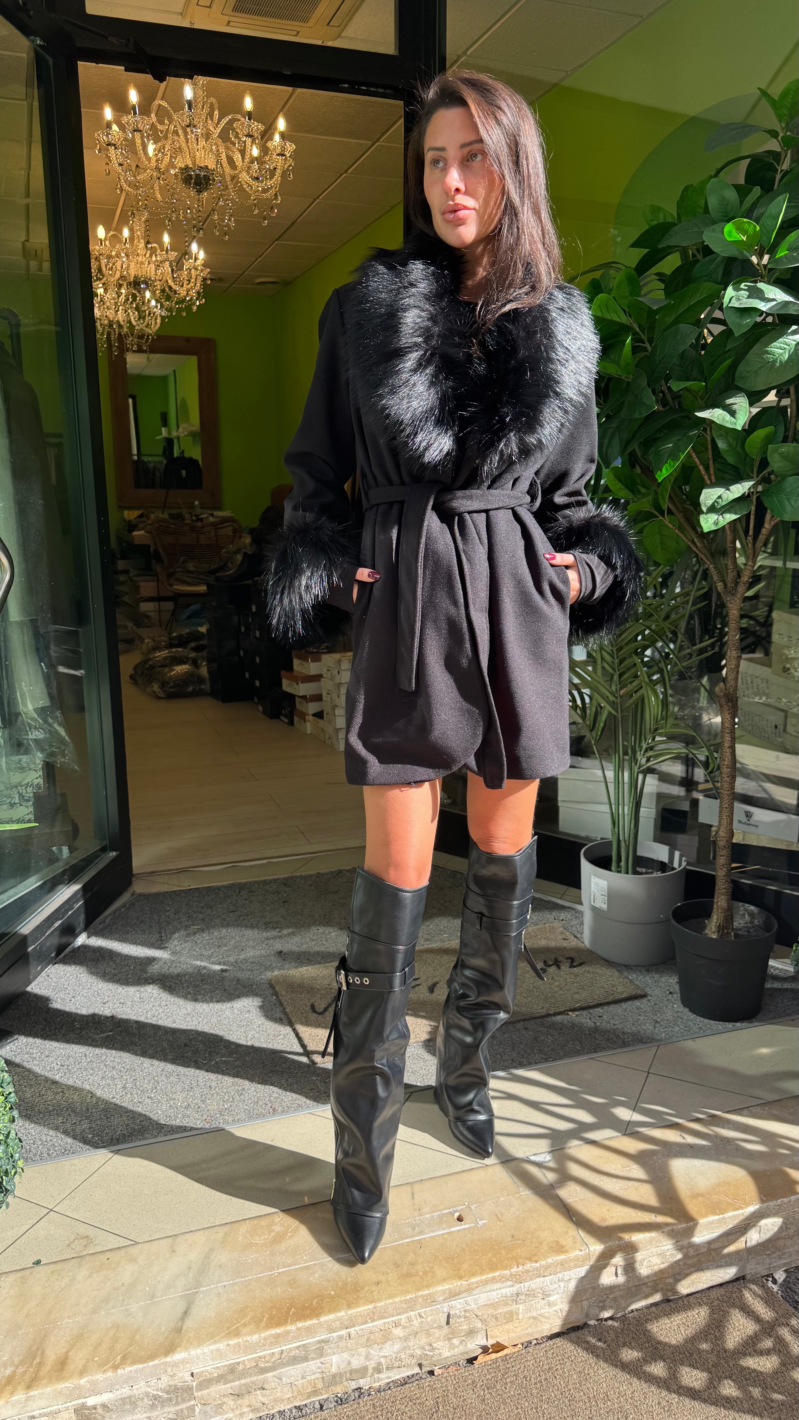 Capotto corto con Ecopelliccia al collo e maniche nero