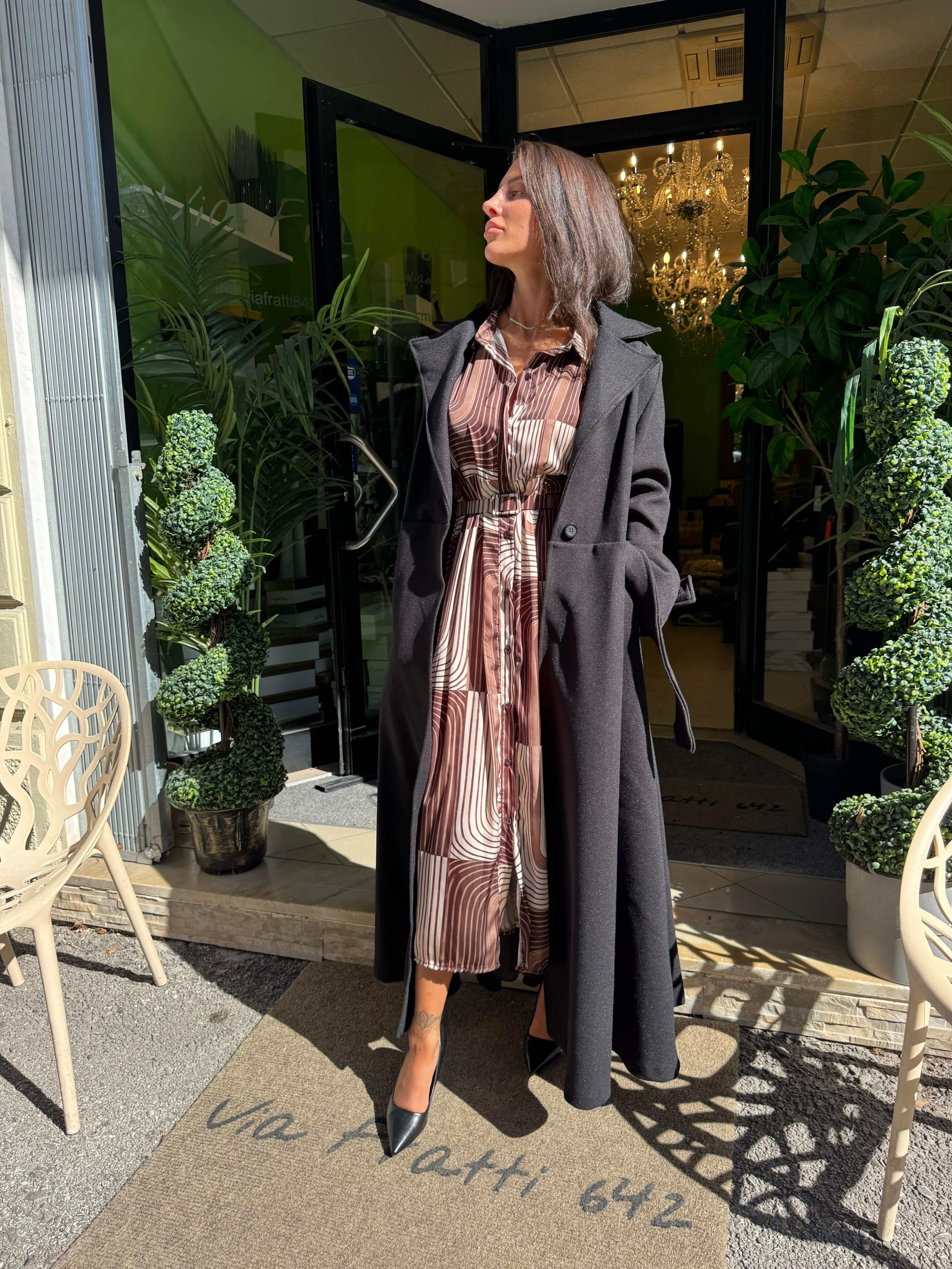 Cappotto nero svasato lungo