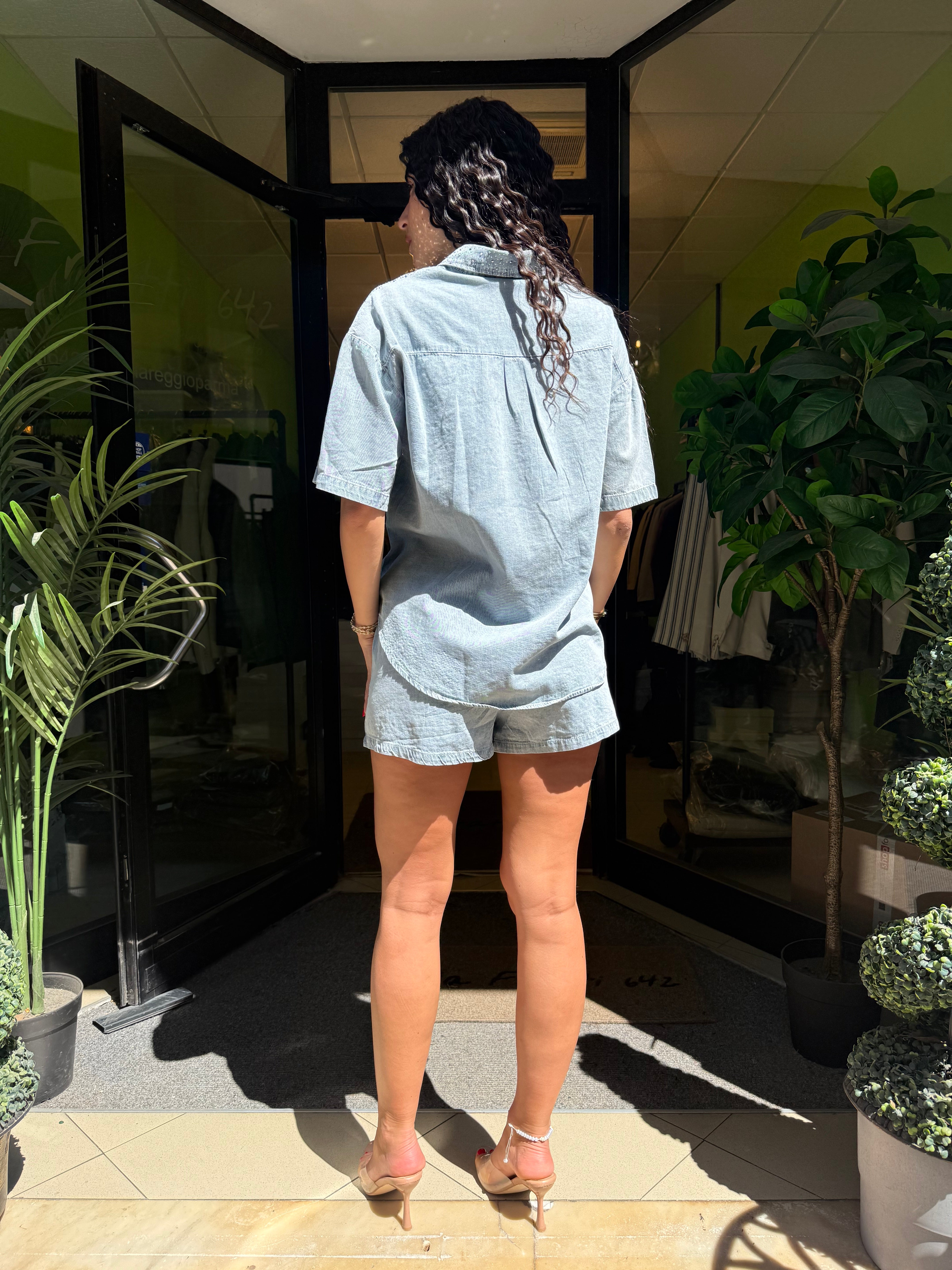 Coordinato di jeans con strass camicia più short
