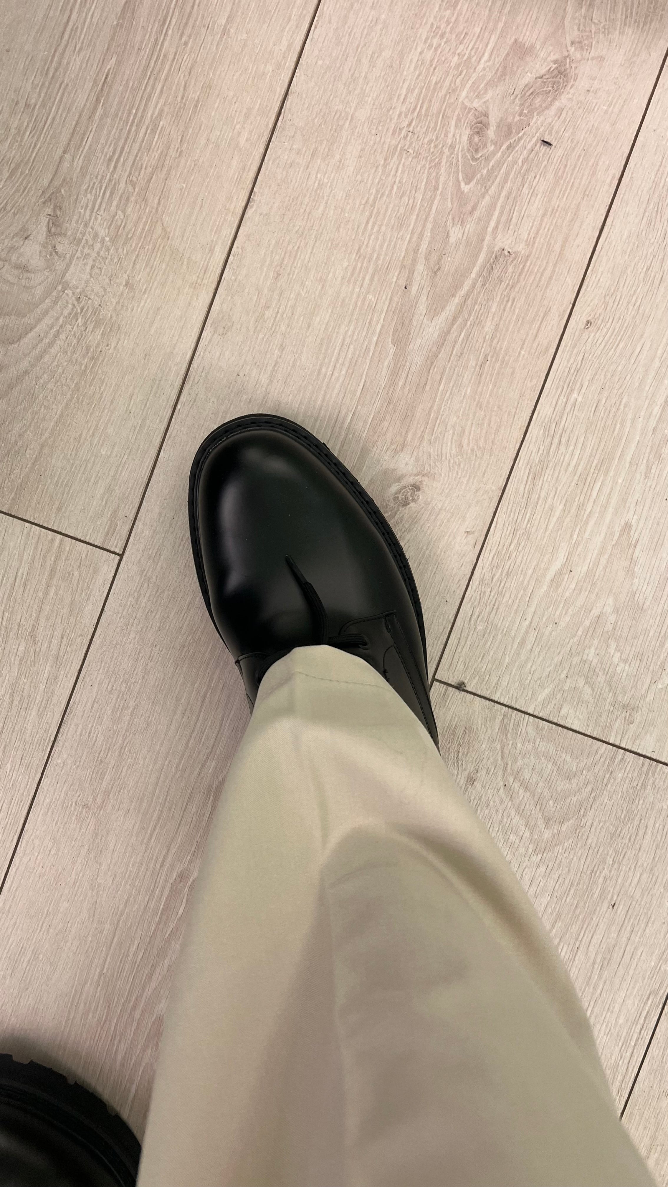 Scarpa nera bassa con carro armato