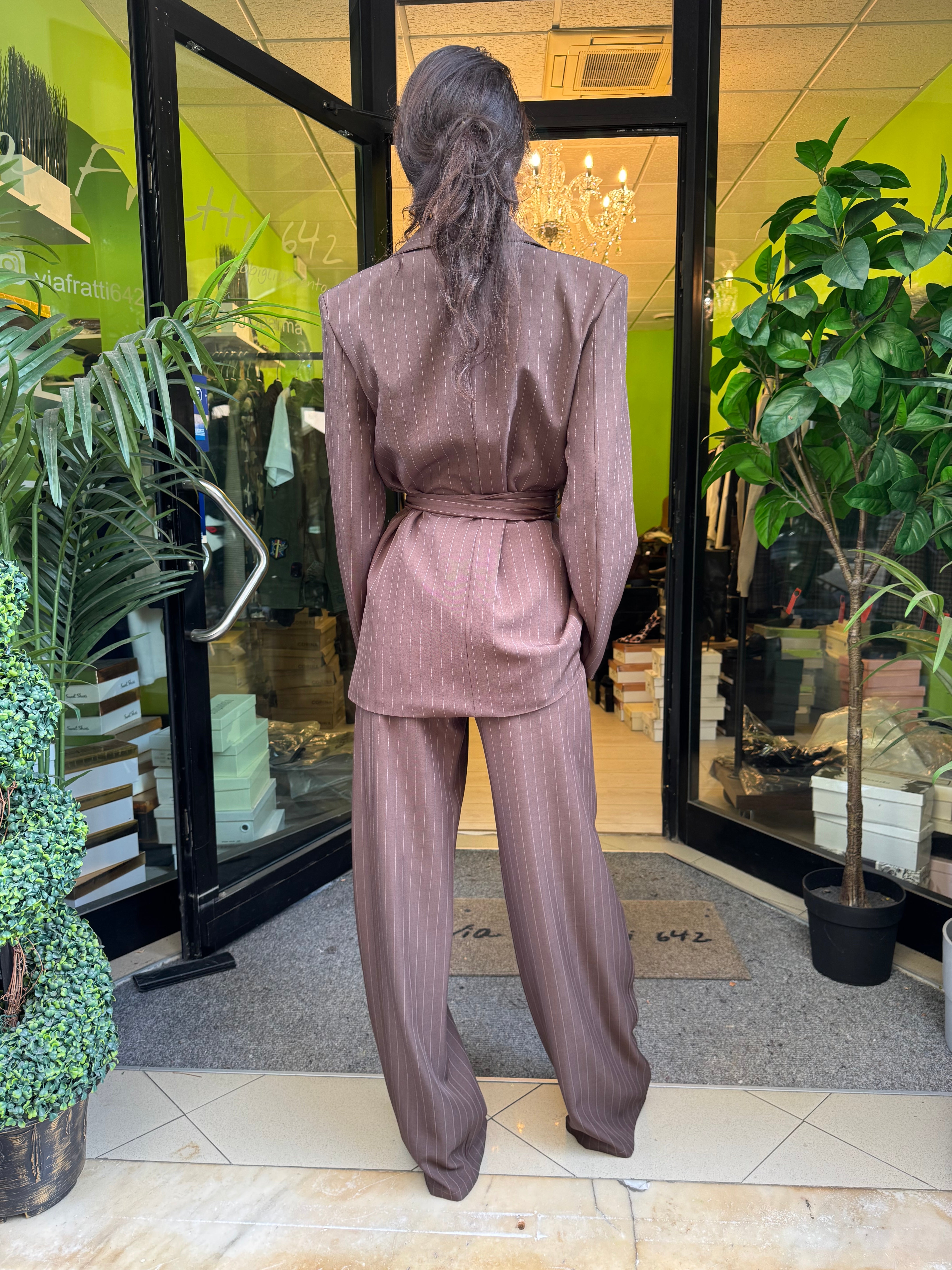 Tailleur gessato testa di moro con cintura