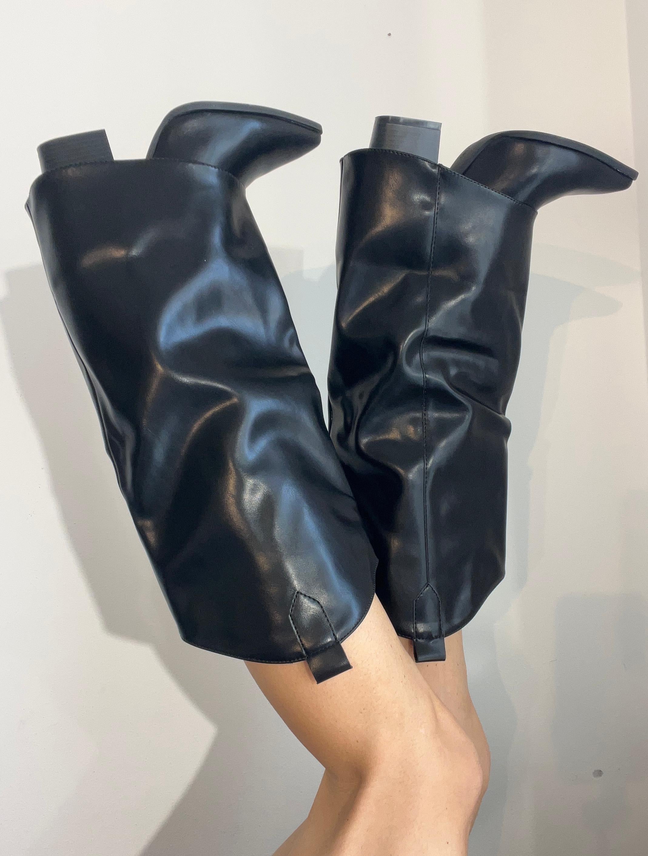 Stivale alto nero con risvolto